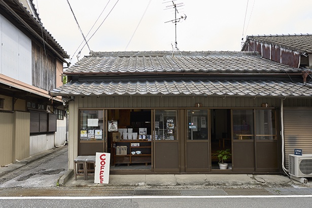 古い商店街に溶け込む店は、元々倉庫向けだった建物をDIYで少しずつ改装