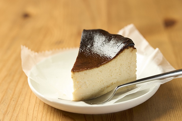 甘さ控えめ、滑らかな食感と軽やかなコクがあとを引く、バスクチーズケーキ530円