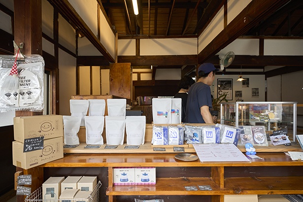 入口すぐにある豆の販売カウンターは、昔ながらの商店の趣