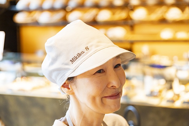 下川さんの帽子には、プリンチの「美味しい食べ方選手権」で優勝した人だけに与えられる、ネームが輝く