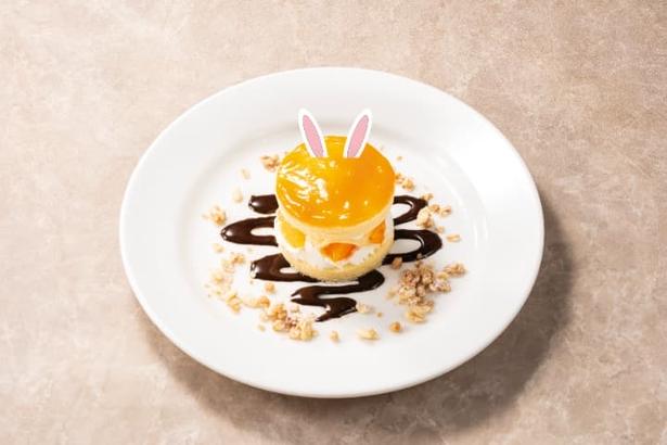「オレンジのショートケーキ~マンゴーソースで月に見たてて」。ふんわり食感のショートケーキ仕立てに、芳醇なマンゴーソースとチョコレートソースが贅沢な一体感を演出