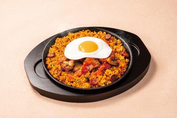 「月見グリルチキンのジャンバラヤ」。数種類のスパイスを効かせたジャンバラヤに香ばしく焼き上げたグリルチキンをのせ、目玉焼きを添えた