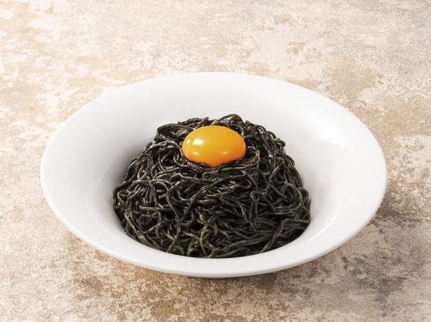 大胆なビジュアル!「黒麺×ガーリックライスの満月仕立て」