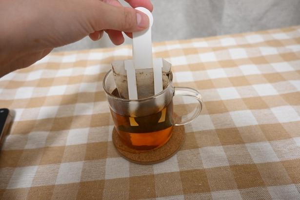 お湯を注いだら、取っ手を持って上下に振る