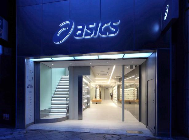 ASICS FLAGHIP SHINJUKU 店舗前 