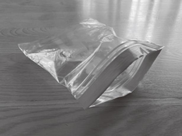 ファスナー付きプラスチックバッグ：湯たんぽ代わりに／スマートフォンの簡易防水ケースに （C）タイチョー、みぞぐちともや