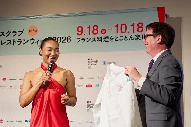 ダイナースクラブ フランス レストランウィーク事務局長 ジャンフィリップ・ザームさんよりクリスタル・ケイさんにコックコートの贈呈も