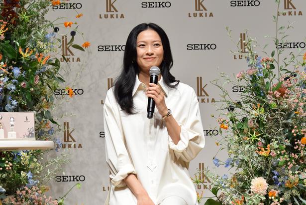 【写真】ステージに登壇し、アンバサダー就任の感想を話す榮倉奈々さん