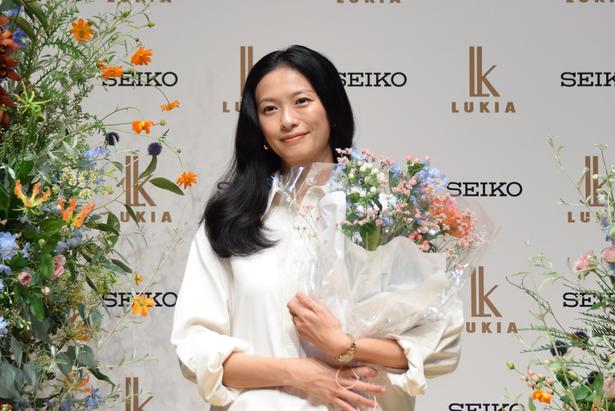自身が選んだ4種の花で作られたブーケを手に、ご満悦の榮倉奈々さん