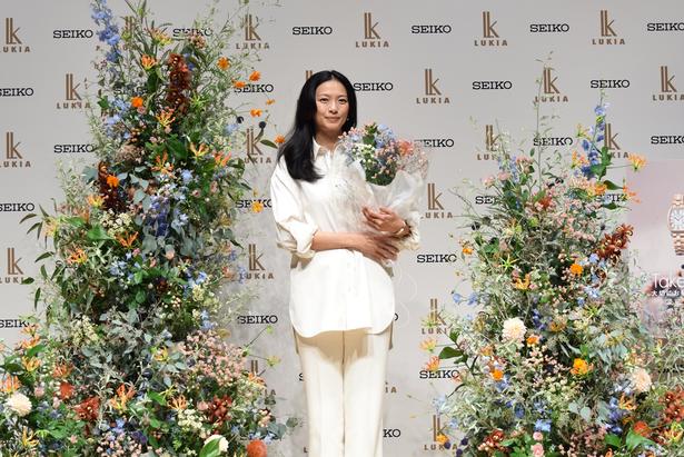 ブーケを手にした榮倉奈々さんのフォトセッション