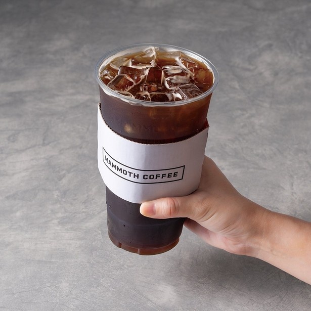 【写真】Lサイズは940ミリリットルの大容量、マンモスコーヒーの「アメリカーノ」(400円)