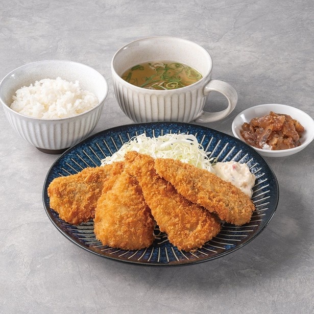 刺身でも食べられるほど新鮮なアジを使った、三陽食堂の「アジフライ食べ放題定食」(1600円)