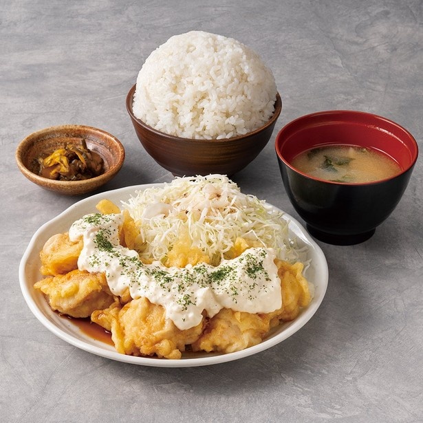 ご飯の量を追加料金なしで選べる!八重洲もつ焼酒場てけてけの「秘伝ダレのチキン南蛮定食(4個)」(970円)