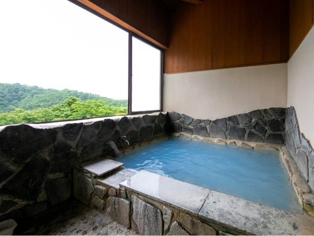 窓から外の景色が楽しめる岩風呂の貸切内湯。1室60分1000円 画像提供：豊礼の湯
