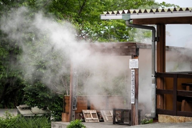蒸し場からはモクモクと湯けむりが…!! 画像提供：豊礼の湯