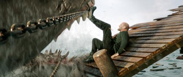 ステイサムも間一髪の獰猛さ(『MEG ザ・モンスターズ2』)