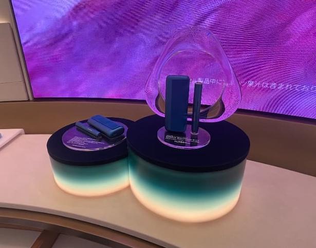 「IQOS イルマ i プライム 銀座限定モデルセット」(1万1980円)。オアシスブルーをキーカラーに採用した特別モデルと、山中塗のグラスがセットになっている