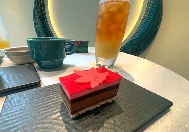 【写真】「Sadaharu AOKI paris」とのコラボレーションメニュー「オータムリーブスショコラ」(写真手前)と「ペアガーデン ティー」(写真奥)