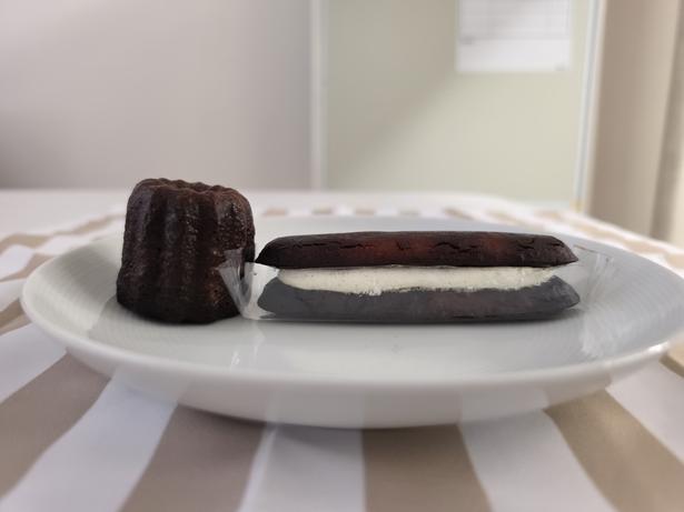 【写真】「生カヌレスティックケーキ」と一般的なコンビニのカヌレ比較(厚み) 撮影機材提供:Samsung Galaxy S26 Ultra