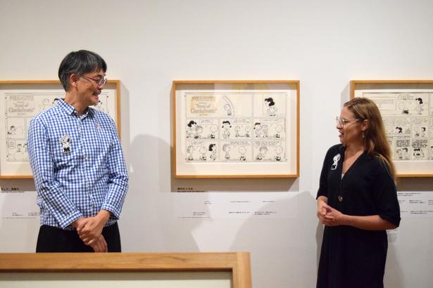 スヌーピーミュージアム クリエイティブ・ディレクターの草刈大介さんと、シュルツ美術館 エキシビション・マネージャーのレイチェル・ヴェラメイさん