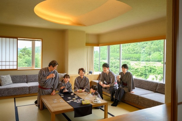 独立した2つの寝室を備えた特別室「三日月の間」で楽しむ「宮城方言かるた」