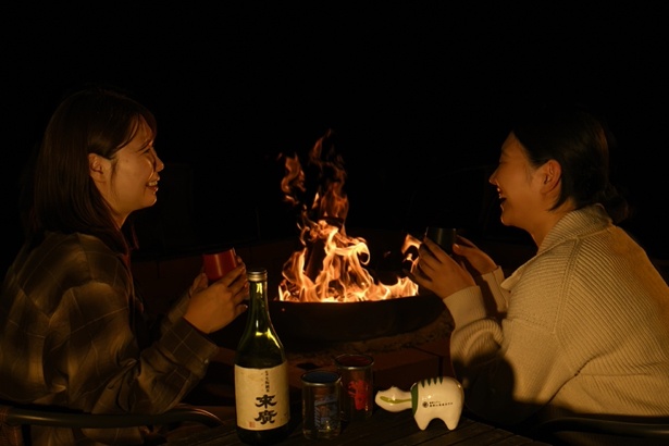 焚火を囲いながら日本酒に酔いしれる