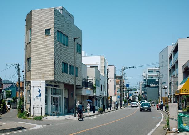 逗子駅東口から続く「なぎさ通り」へ。県道311号を左に曲がるとすぐ