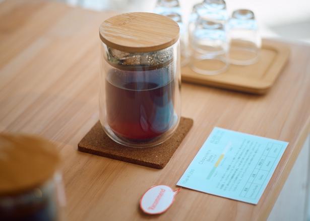 試飲コーナーを設け、注文前に“本日のコーヒー”を試せる