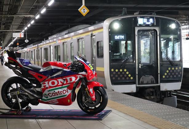 MotoGP(TM)マシンがJR宇都宮駅・日光線ホームに出現(※写真は実際の展示位置と異なります)
