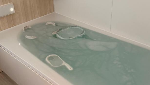 いっぱいにお湯をはり、浴室内のものをまとめて浸け置き (C)yui