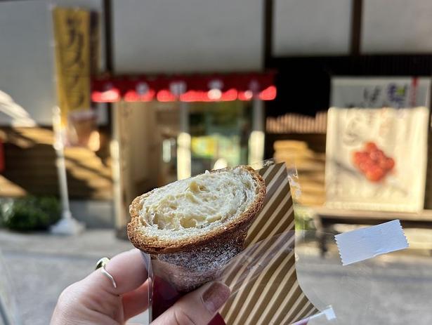 法螺貝を模して作ったお菓子「角コルネ」(450円)を食べに寄り道※現在は販売中止中。秋に再登場予定