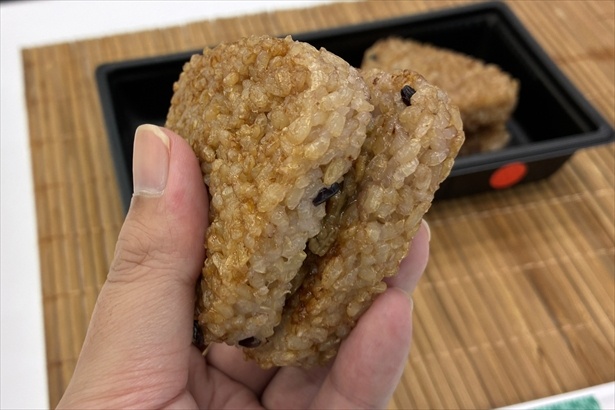 【写真】おにぎりとして考えるとやや小ぶりながら全体的なボリューム感はしっかりある。2個食べた男性記者はその日の昼食は要らなかった