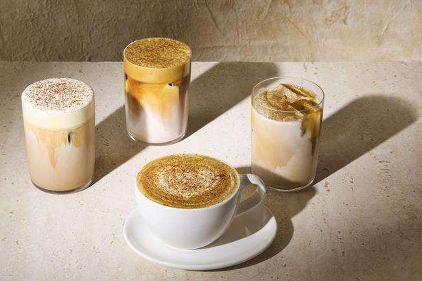 秋にぴったりなミソキャラメルのフレーバーを、ホット、アイス、コールドフォーム、シェケラートの4種類で楽しむ
