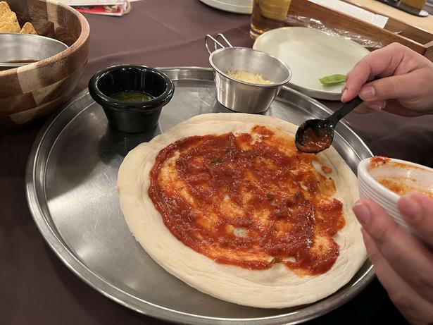 自分たちでソースや具材をトッピングして焼き上げる「ピザ焼き体験」