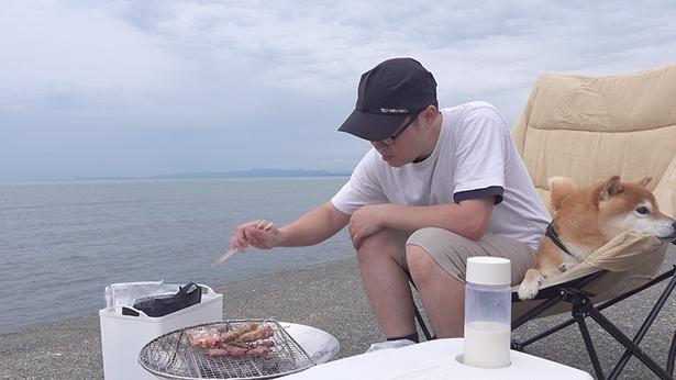 お腹が満たされたら、パパさんのそばでまったり