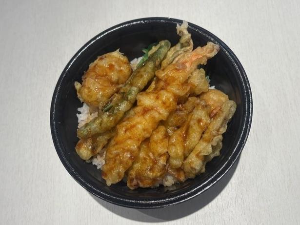 ボリューミーな「月見天丼」(740円)