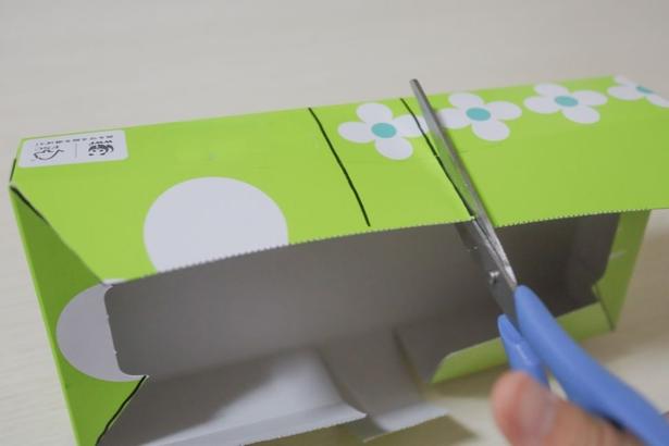箱の真ん中4カ所を縦に切る（▶次へ） 撮影／こぽり