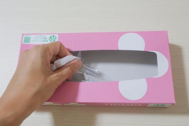 ティッシュ箱の透明フィルムを取る（▶次へ） 撮影／こぽり