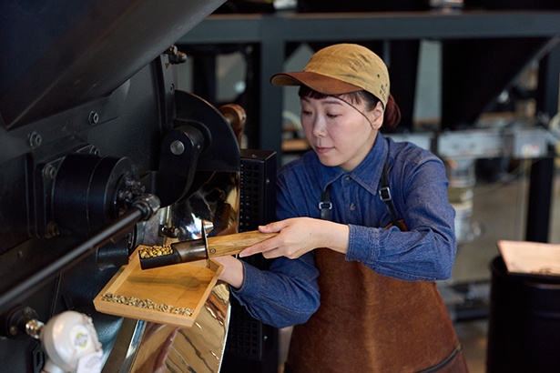 その日のコンディションによって焙煎具合が変わるので、定期的に豆の具合をチェックする