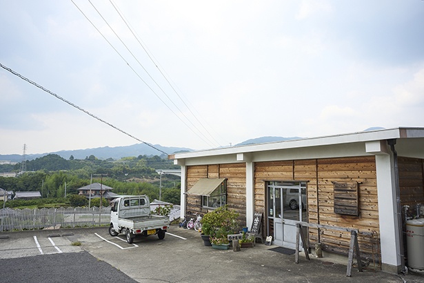 のどかな山間に構えた店は開放感たっぷり