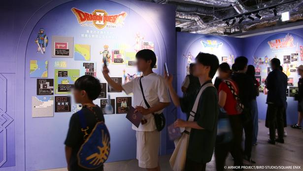 東京会場の様子。歴代ナンバリング作品を振り返る「ドラゴンクエスト メモリアルウォール」