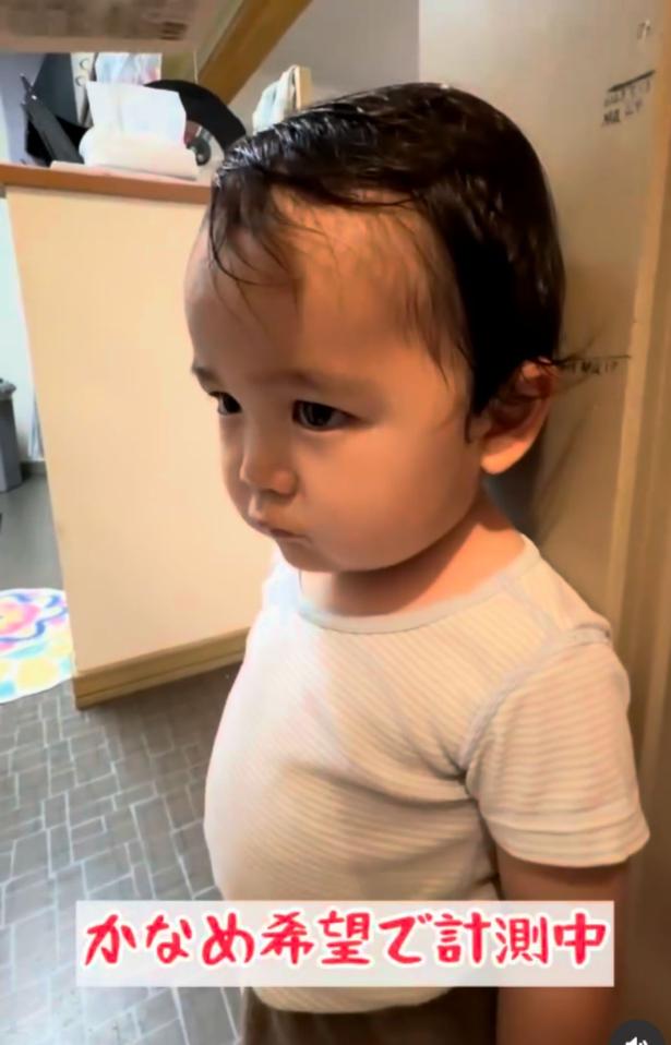 身長測定中のかなめちゃん2歳（⇒次へ） miiii._.kuさんのInstagramより