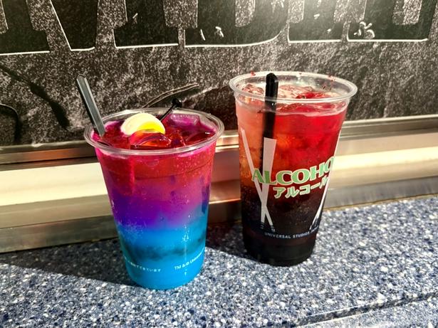 左から、「サーカスゾンビの狂気 ~ライチ・ノンアルコールサワー~」(800円)、「チェンソーゾンビの暴走 ~ブラッドオレンジ&レモンサワー~」(900円)