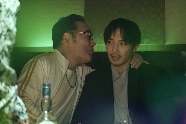 【写真】生活安全課の警官・江波戸良介(成宮寛貴)とヤクザの親分・郷田(岩松了)