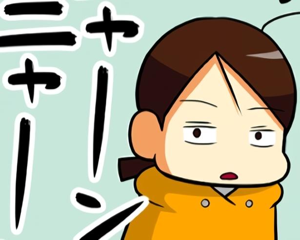 玄関先で猫が大興奮して家族を呼んでいた！