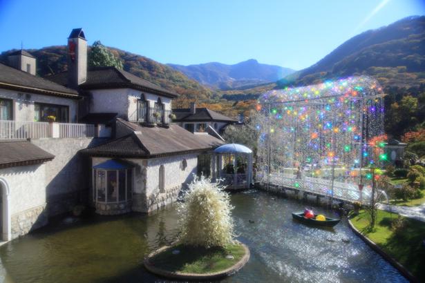 秋色に染まる箱根の山々を背景に、クリスタル・ガラスがきらめく庭園。光とガラスが織りなす幻想的な景色も見どころ