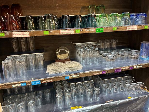 サンドブラスト体験は1600円～(グラス料金込み)。色や形、重さ、気泡の入り方が異なる1点ものの色ガラスのグラス(3300円)など、種類もさまざま