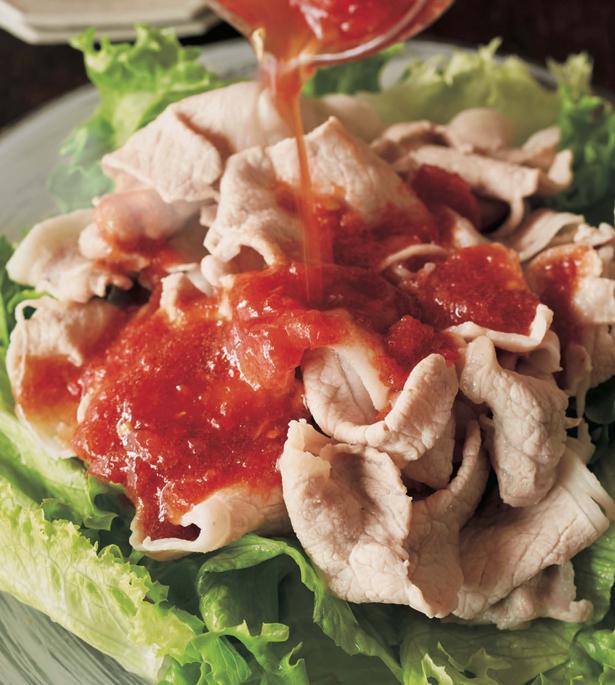 トマトの酸味とうまみが豚肉の脂によく合う「冷しゃぶサラダトマト酢じょうゆだれ」 レシピ考案/市瀬悦子　撮影/福尾美雪
