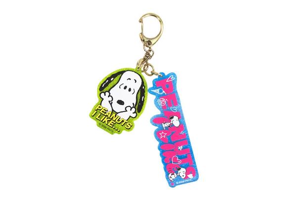 「アクリルキーホルダー」(880円)