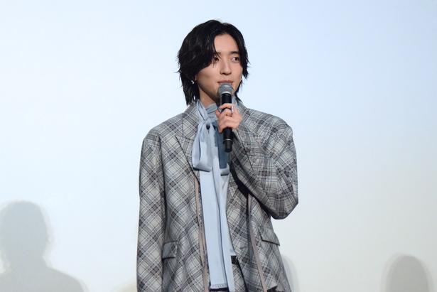 【写真】エリート刑事である松見奏多に扮する道枝駿佑さん(なにわ男子)